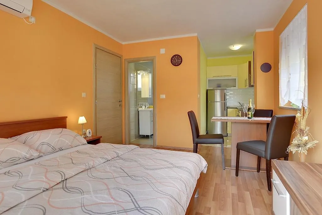 Apartments Kralj Medulin 0*,